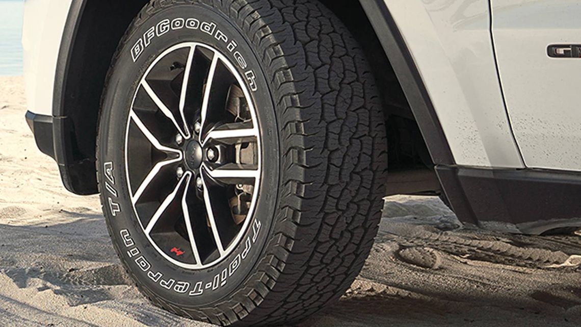 Our signature shoulder design gives the tire a powerful look, and serrated shoulder blocks enhance traction in soft-soil situations